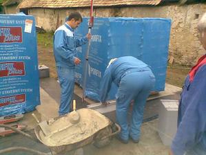 1.6.2009 nám prišli odborníci z Porfixu položiť prvé tehly. Ďakujeme.