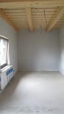 izba pri obývačke ala pracovňa či hosťovská.....beton resp. samonivelačný anhydrid vyliaty aj zatuhnutý...chlapi to mali za cca 2 hodiny 100m2