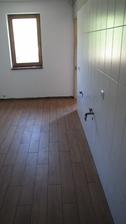 horná kúpelňa - na stenu s bielym obkladom pôjde drevený stolík a naň dve umyvadlá...
