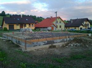 zasypané a zhutnené...žaba poriadne vytriasla aj nás:), šalung hotový už len kari siete a ide sa betónovať
