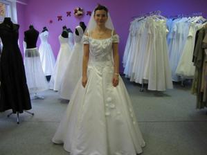 prvni salon- nejvic se mi libily, krasne princeznovske a na nich modra vysivka a modre kvety