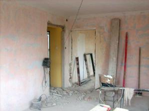5.4.2012 - Oškrábáno, futra pryč. Dveře naproti se zazdí.