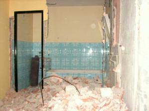 13.4.2012 - Zbourány příčky mezi chodbou, koupelnou, WC a komorou.