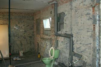 28.4.2012 - Zazděna okna z původní spíže a WC.