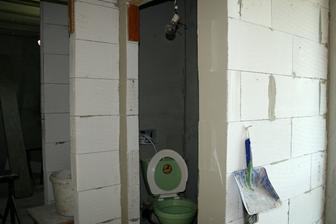 Vlevo koupelna, vpravo WC.