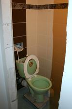 WC doobloženo a zaspárováno a stavitelův překrásný záchůdek už je zase na místě :o)) .