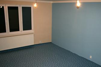 Cca polovinu modré zdi ke dveřím bude zabírat skříň.