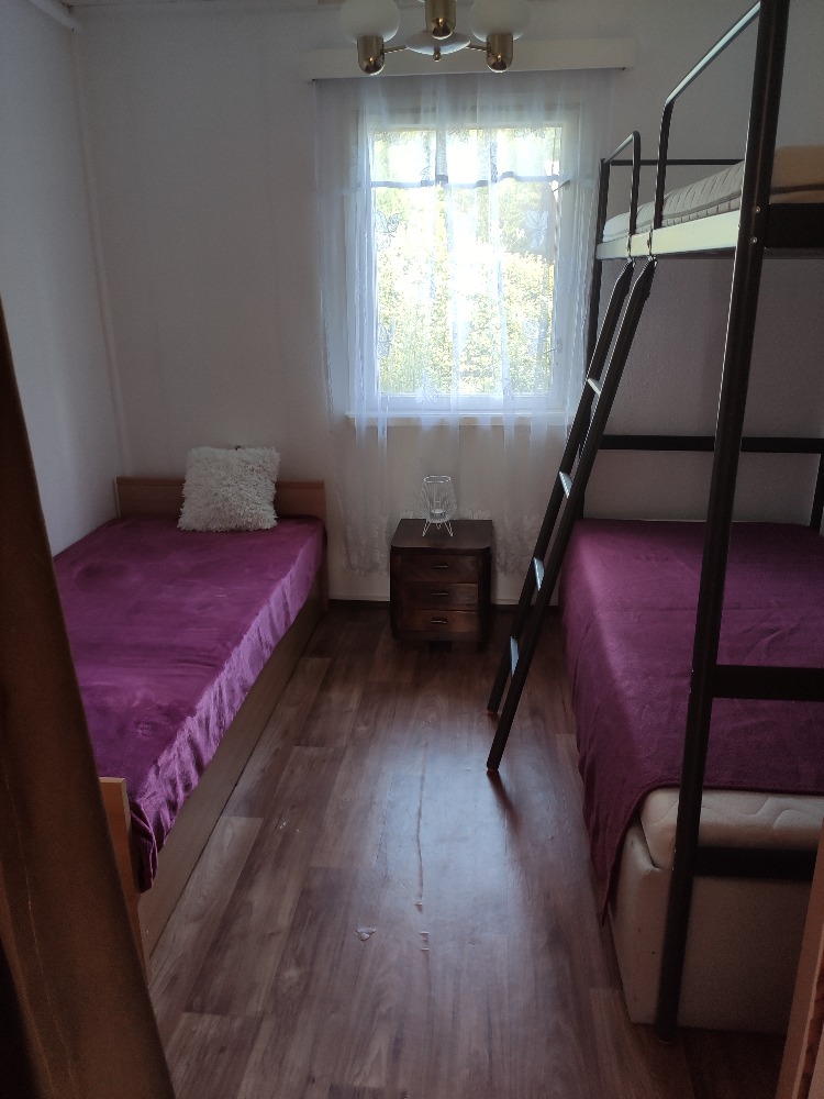 Chata - Košátky 2021 - Ložnice. Jedna postel z obýváku, jedna z bytu, třetí z Ikey :-D