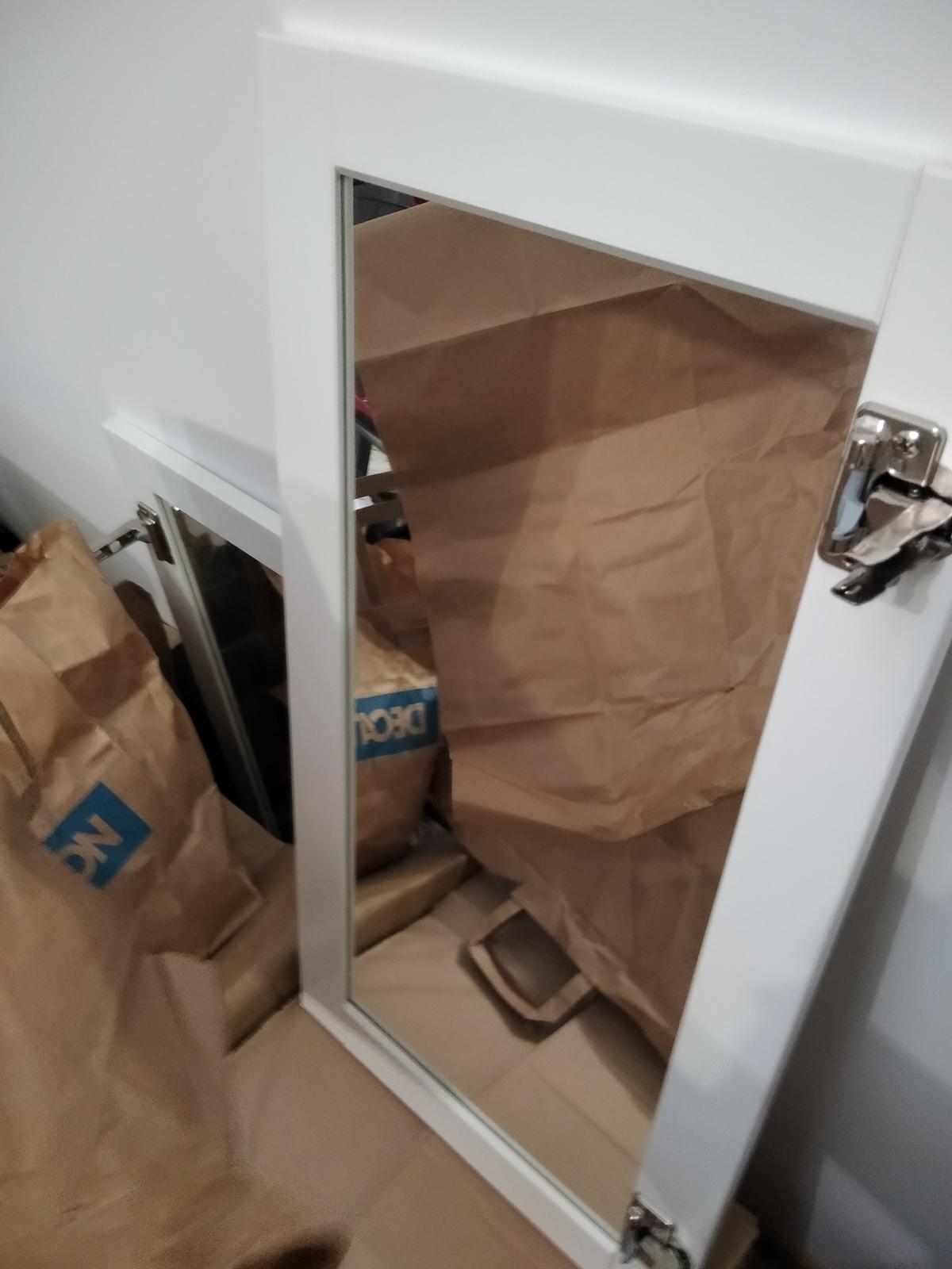 Biela zrkadlova skrinka Hemnes IKEA do kupelne - Obrázok č. 3