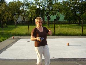 Základová doska a švagrina :-) , jún 2010