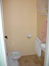 WC po rekonstrukci (jeste neco vymyslet na tu holou zed ze?)
