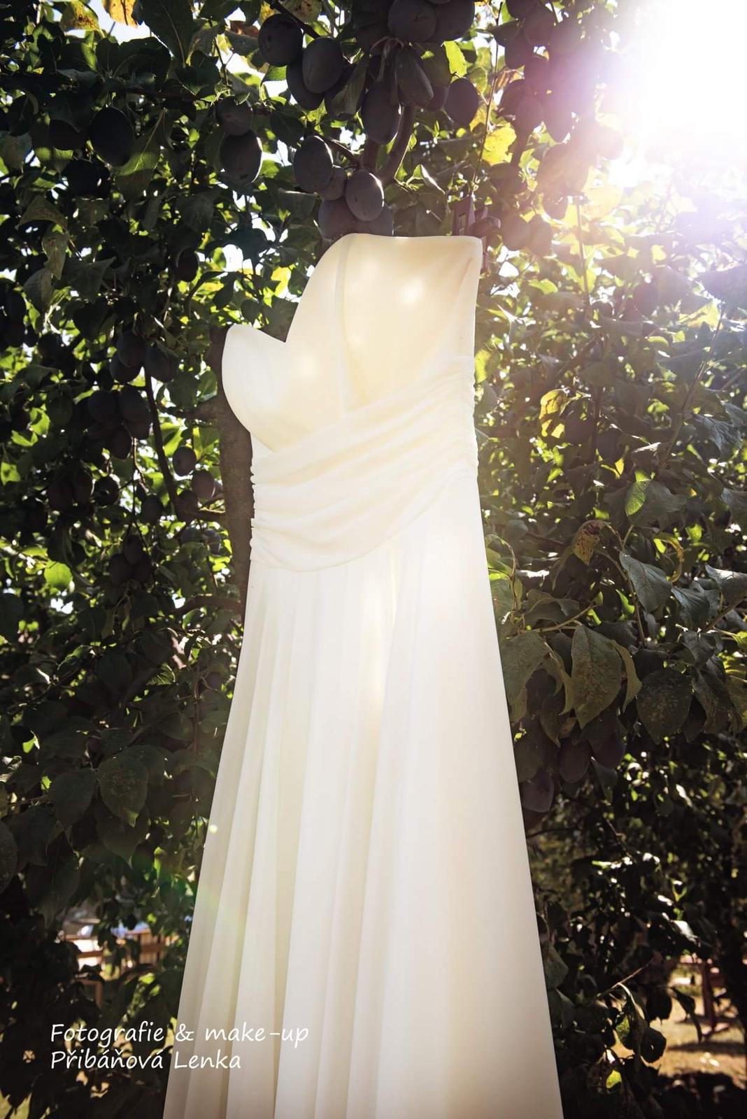 jednoduché minimalistické svatební šaty - Obrázek č. 1
