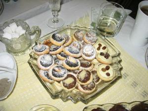 mozna i kolacky, dekuji za pujceni=traditional wedding `cakes` called kolacky.
