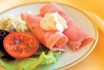 tak uvidime, zda sunkova rolka bude chutnat zahranicnim hostum.=horseradish cream ham roll