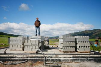 Najlacnejsi a pevny material na murovanie domu. Proste BETON z cisteho prirodneho cementu a strku o hrubke 20cm.. Iba sa muruje..
