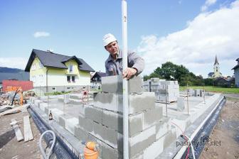 SKOLENIE! Najlacnejsi a pevny material na murovanie domu. Proste BETON z cisteho prirodneho cementu a strku o hrubke 20cm.. Iba sa muruje..