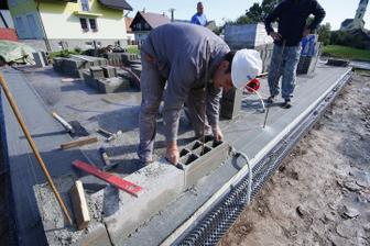 SKOLENIE! Najlacnejsi a pevny material na murovanie domu. Proste BETON z cisteho prirodneho cementu a strku o hrubke 20cm..