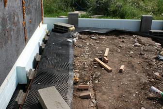 Polystyren medzi terasou a DOMOM... Nikdy neprepajajte BETON terasy s DOMOM! Bezne to projektant nema problem nakreslit, ale je to velka chyba a oprava vas vyde draho... A to iste plati aj o vstupnom schodisti!
