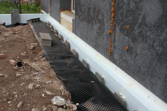 Polystyren medzi terasou a DOMOM... Nikdy neprepajajte BETON terasy s DOMOM! Bezne to projektant nema problem nakreslit, ale je to velka chyba a oprava vas vyde draho... A to iste plati aj o vstupnom schodisti!