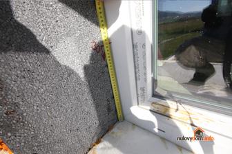 Odmeriame si cca 30cm odkial zacneme lepit FLIESFLEX tesniaca páska = elastickou butylkaučukovou lepiacou vrstvou... Paska je chlpata, na vonkajsom povrchu sa da omietat...