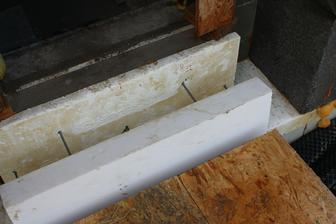 Napichol som este 10cm XPS o ktory sa lial beton a + aj na neho zvrchu isiel beton.. VO finale vidiet len ten 4cm XPS biele z ktoreho trcia nerezove tyce...