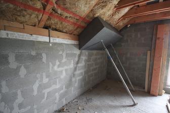 Zateplenie podkrovia... EPS 40cm lepene o krokvy... Neskor budu fotos ako bude rovena konstrukcia bez toho aby sli konzoly cez EPS... Znizenie tepelnych mostov...