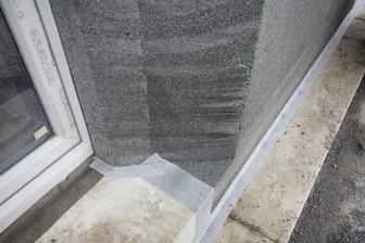 Kde sa prepajaju 2 rozne polystyreny v dolnej casti, tak to miesto treba radsej prelapit, aby neskor do toho nesla voda...