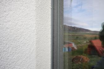 Detail fasadnej omietky... Omietka ide az po gumicku na skle... Na gumicky sa lepila ochranna paska.. Naniesol sa penetrak aj na ram okna a na to fasadna omietka... Potom do 5min sa paska strhla dole...