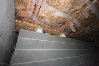 Priechodka pre vzduchotesnost ponad murivo... Dalsi genialny napad mojich napadov... To sa domuruje po OSB a potom o tu OSB sa budu nadpajat vzduchotesnosti ostatnych izieb... Vznikne mi tak suvisla neprerusena vzduchotesnot ponad secky priecky. 70m2
