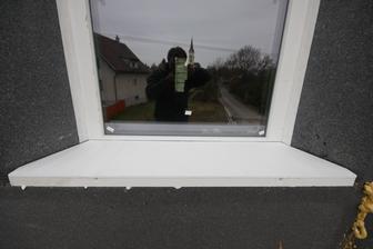 Uz zaschnuta prilepena parapeta XPS.. Z vrchu pride este plast ktory bude pretrcat aby dazdova voda nestekala fasadou...