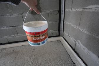 Hydroizolacia kupelnova? ano to je super chemikalia :) Po stuhnuti je to ako guma.. Vyborne previazala patu muriva z podlahou! Ziaden unik vzduchu ;-)