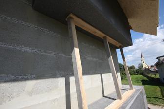 EPS lepte najskor pod staplonom, a potom medzi kus strcite a dom je zatepleny ;-) Na dolnom EPS je doska a touto sablonou maketou pripravkom sa pritlaca o MUR + smerom hore o STAPLON... premyslene...