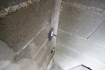 tato 10cm skrara mi plni 2 funkcie: 1. obvodove murivo je oddelene od priecok, minimalizujem unik tepla / 2. obvodove murivo takto ma samostatnu vzduchotesnu vsrtvu bez negativneho ovplyvnovania nie vzduchotesnych priecok
