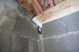 OSB doska s prepojenim na vzduchotesnu vrstvu... OSB doska bude neskor sluzit ako VZDUCHOTESNA PRIECHODKA ponad stredove murivo izieb...