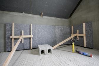 Este doplnim, nebojte sa izolovania zvnutra... Spravny postup je pri EPS izolovat skor zvnutra.. :-) Zvnutra sa davaju materialy ktore viac brzdia prechodu vlhka... Logika ;) Cize parotesne folie a vrstvy idu co najblizsie k interieru.. ;-)