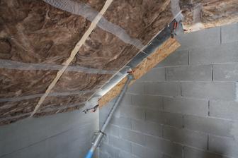 salung muru... cca 17mm je od dosky-izolasie.. 17mm preto lebo OSB doska ma 15mm + este za OSB budem davat parofoliu, ukazka ako sa spravne ma davat.. a na nu pojde final OSB ako posledna vrstva a na OSB zase ukazem ako sa spravne dava, prelepuje atd