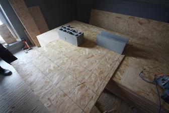 KONSTRUKCIA PLAFONA BEZ KONSTRUKCIE. Konstrkucia pre plafon z ,,OSB dosticiek,, :-) Existuje milion sposobov, ci Udecka, Cedecka a ine DVDcka :) a bud doskami, latkami.. Toto je co mne sa zapacilo.