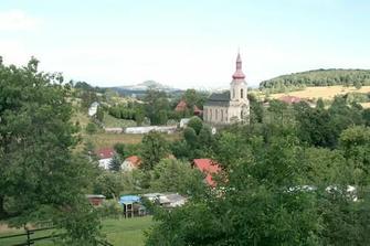 Za tímto kostelem je naše fara
