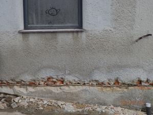 Nakonec jsme domeček nechali podřezat.