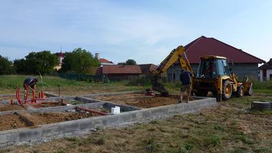 13.8.2014 Kanalizace hotová, zavážíme hlínou