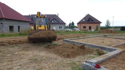 13.8.2014 Ze zbylé hlíny rovnáme terén
