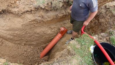 13.8.2014 Přípojka kanalizace do revizní šachty hotova