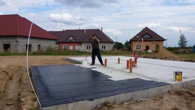 20.8.2014 natíráme penetrací pod lepenku