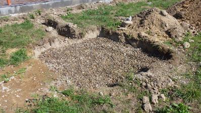 30.8.2014 zasypaná vsakovací jáma kačírkem