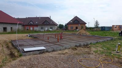 31.8.2014 izolace soklu polystyrenem, který slouží zároveň jako bednění pro beton. Dvě strany hotové, pak nás vyhnal déšť