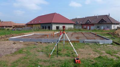 3.9.2014 izolace soklu polystyrenem hotová