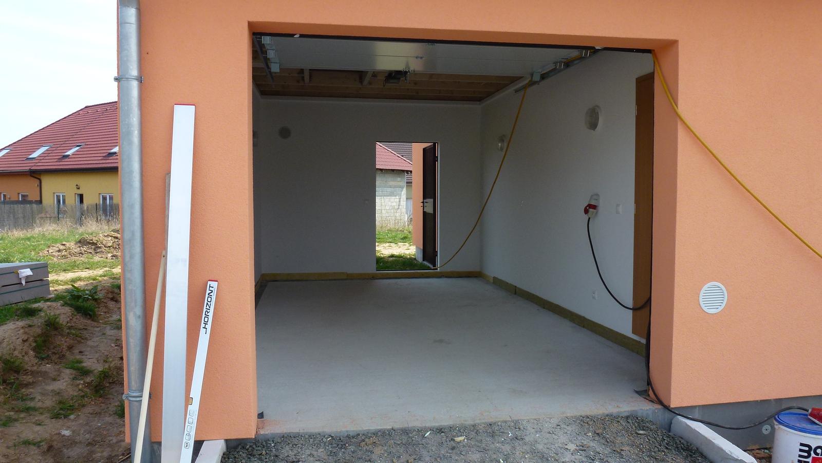 Nova 101 - zahrada a vše okolo - 11.4.2015 - betonování podlahy garáže