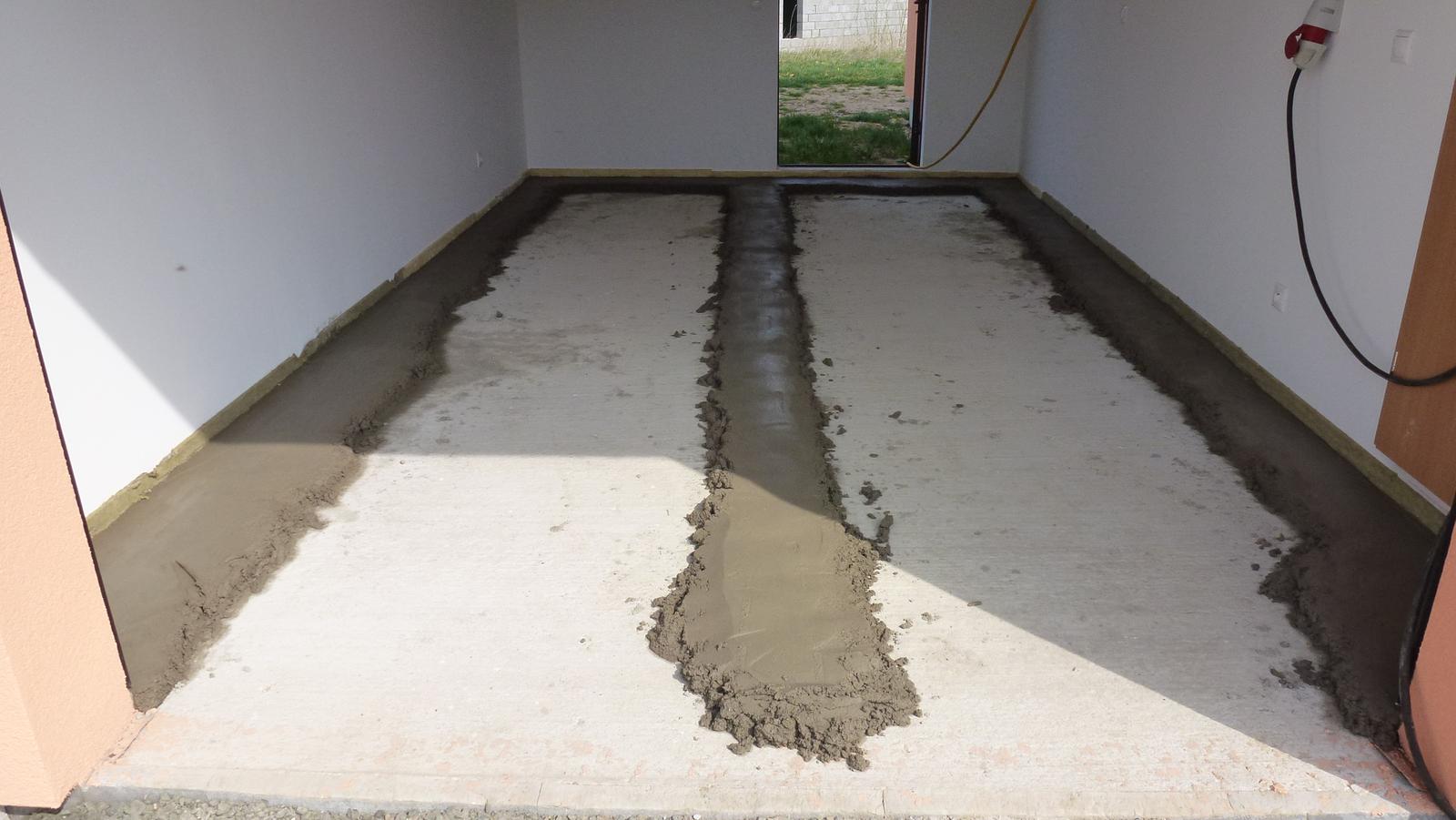 Nova 101 - zahrada a vše okolo - 11.4.2015 - betonování podlahy garáže