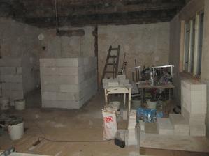 priecky lepime OK lepom, tatko hovori ze sa mu s nim lepi lepsie ako s ytongackym, vraj tak rychlo neschne,a uz ho ma odskusane-toho vyrobcu co robi pre baumax, /robi obklady, dlazby/ a je mrazuvzdorne, nie ze by mrzlo :)