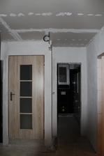 napravo zachod a vlavo dvere na schodisko na poschodie, zatial to riesime takymto odstavenim poschodia, zakym nebude hotovy spodok...